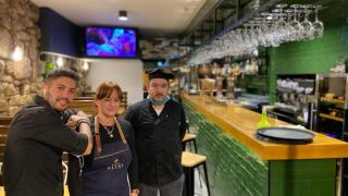 Jairo, Carmen (jefa de sala) y Guillermo (jefe de cocina), en el Restaurante Orballo de la calle Olmos.