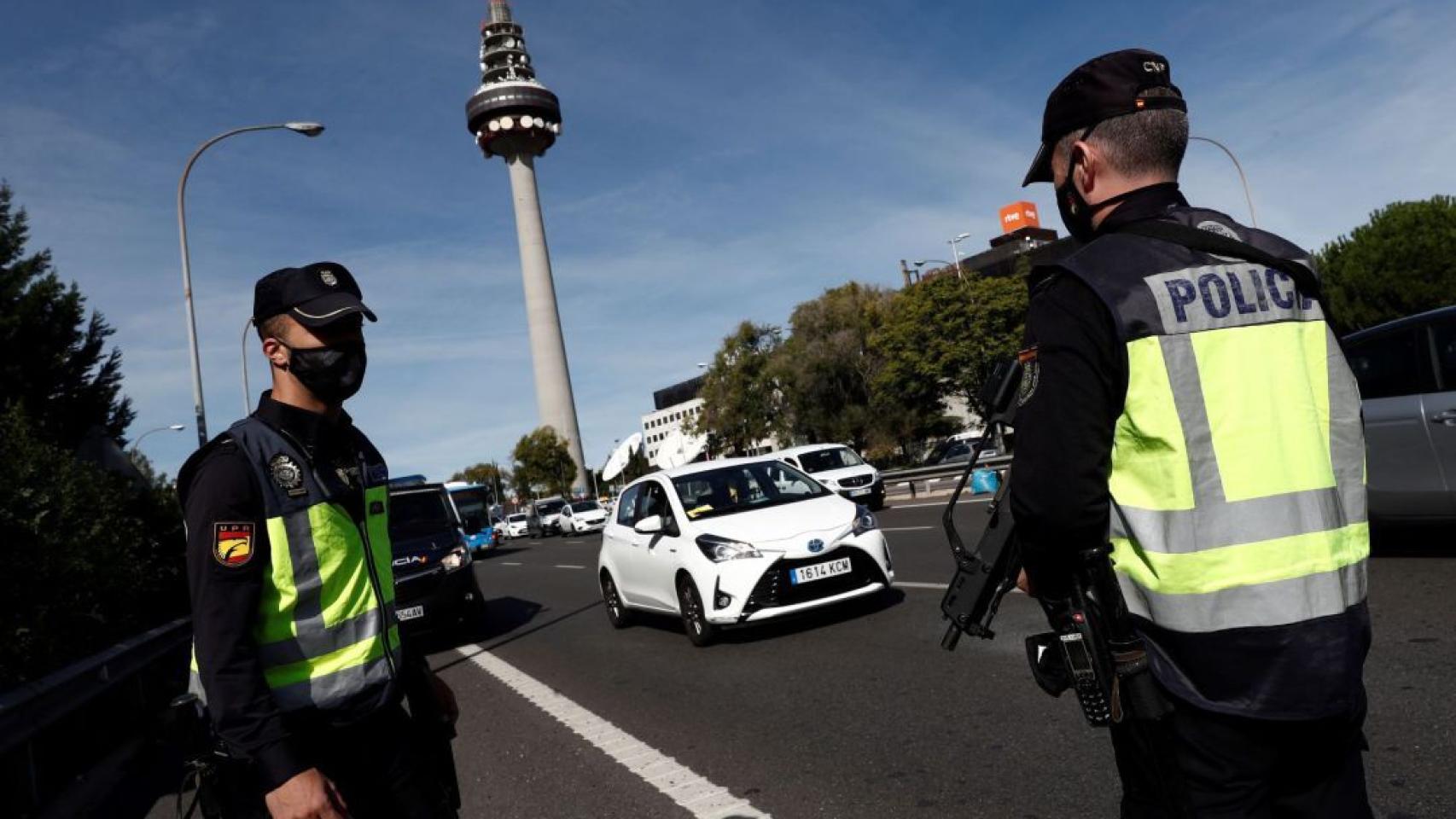 Control policial en el acceso a la capital. EFE