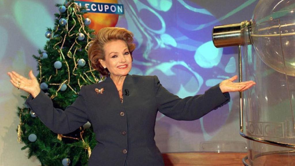 Carmen Sevilla mientras presentaba el 'Telecupón'.