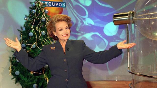 Carmen Sevilla mientras presentaba el 'Telecupón'.