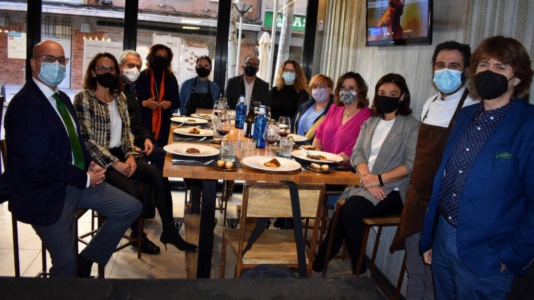 La consejera Patricia Franco y la alcaldesa de Ciudad Real, Pilar Zamora, han visitado uno de los establecimientos que participan en la XIV edición de Tapearte de la capital manchega
