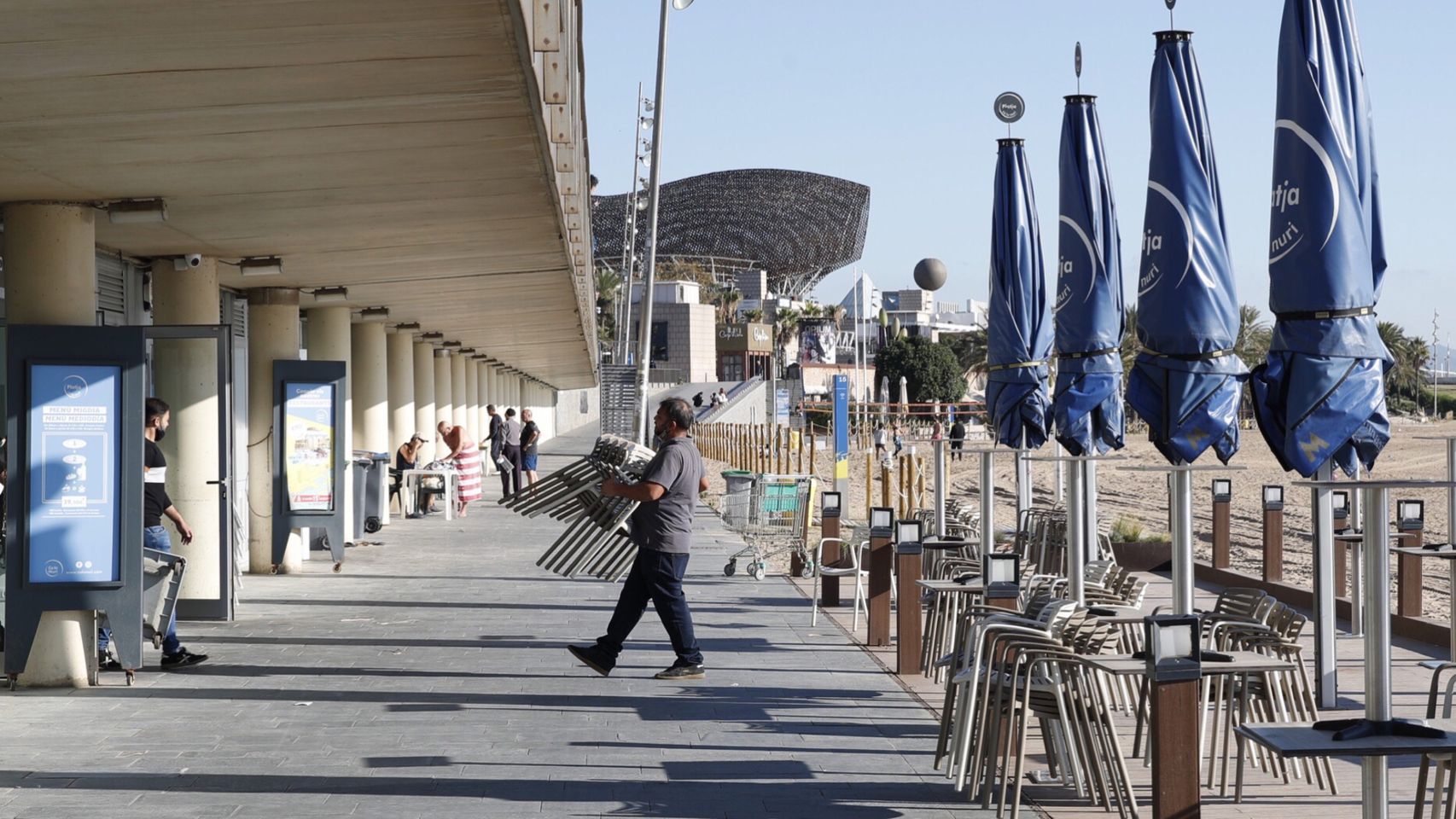 Terrazas completamente vacías en un paseo marítimo de la costa española.