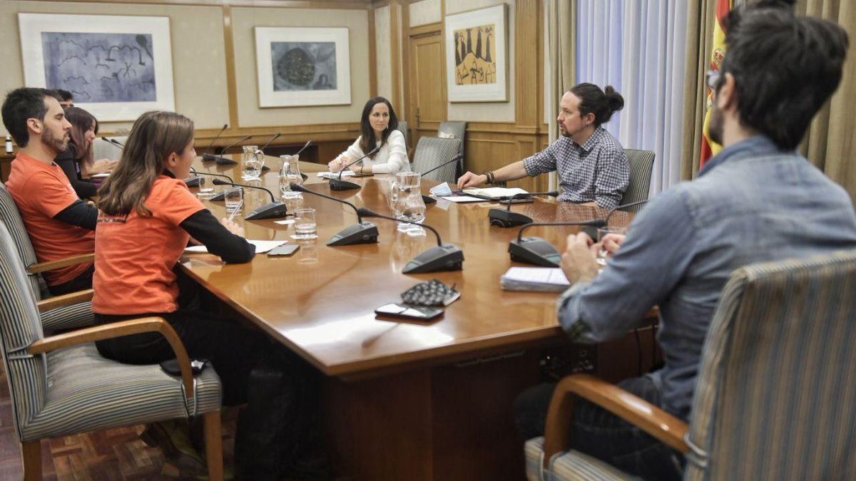 Pablo Iglesias y Ione Belarra, con los representantes del Sindicato de Inquilinos en la sede de la Vicepresidencia.