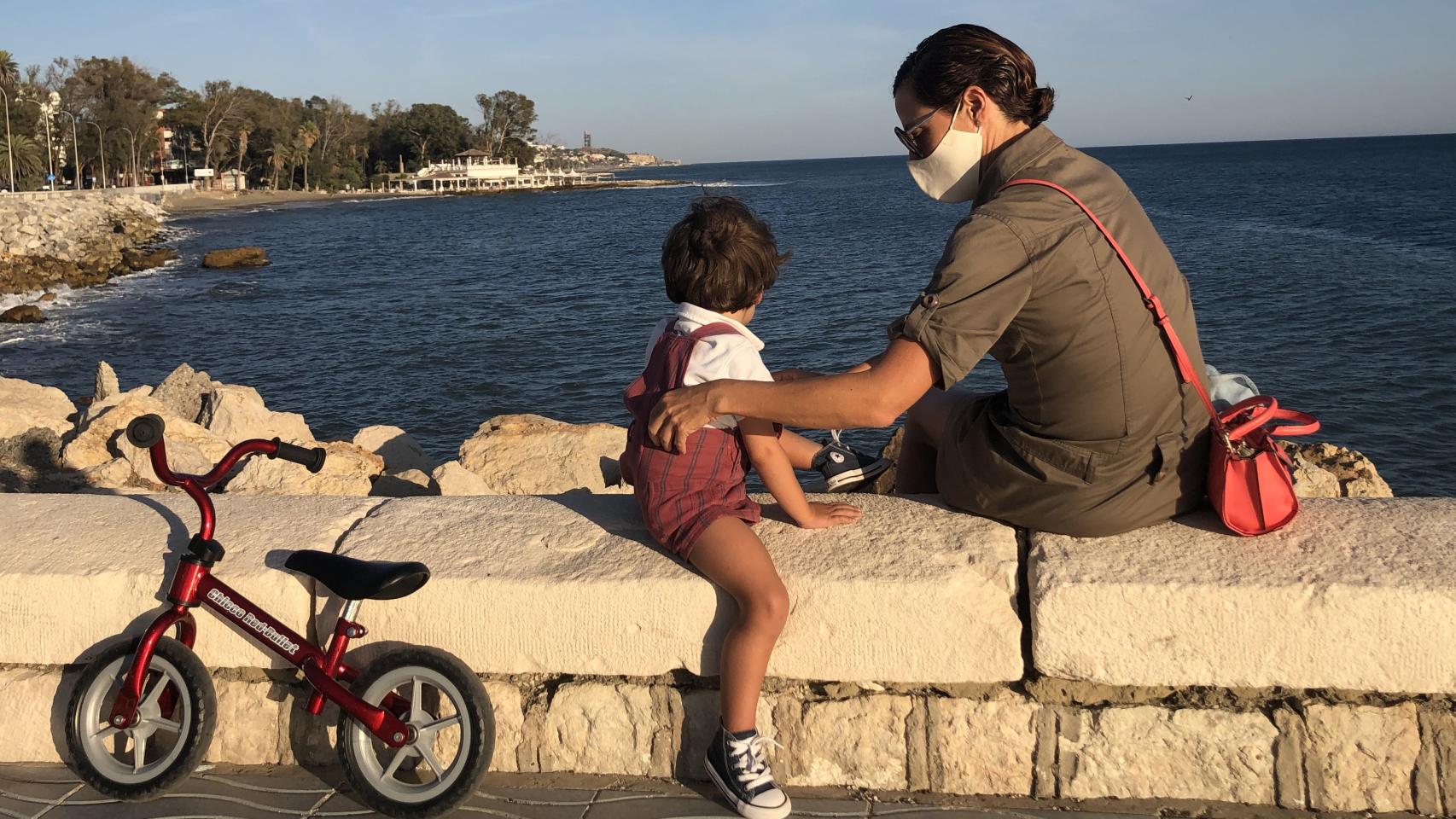 Rocío García con su hijo Quintín en la playa de Los Baños del Carmen en Málaga.