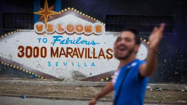 Dos vecinos del barrio sevillano de Las Tres Mil Viviendas, en noviembre de 2015.