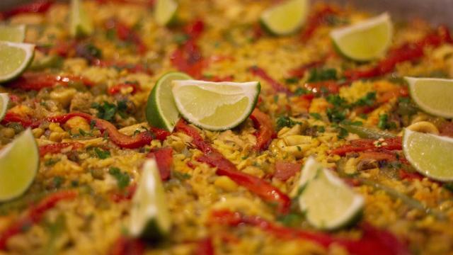 Una paella con arroz blanco.
