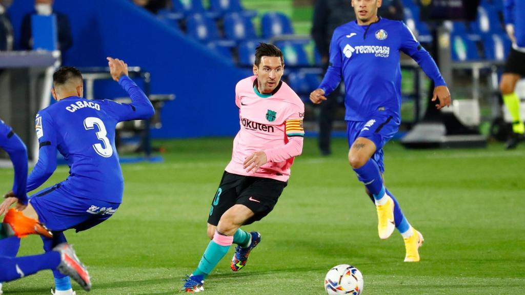 Leo Messi intenta zafarse de varios rivales