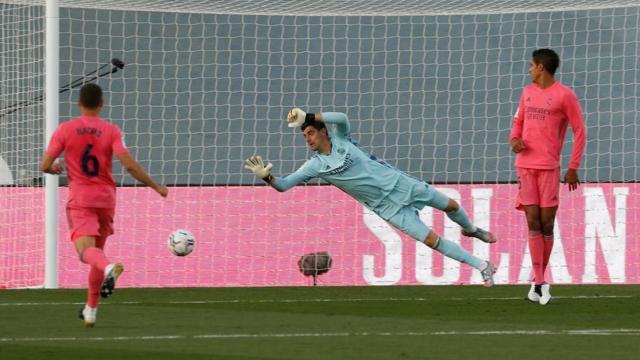 Thibaut Courtois, Varane y Nacho, en un partido del Real Madrid con la camiseta rosa