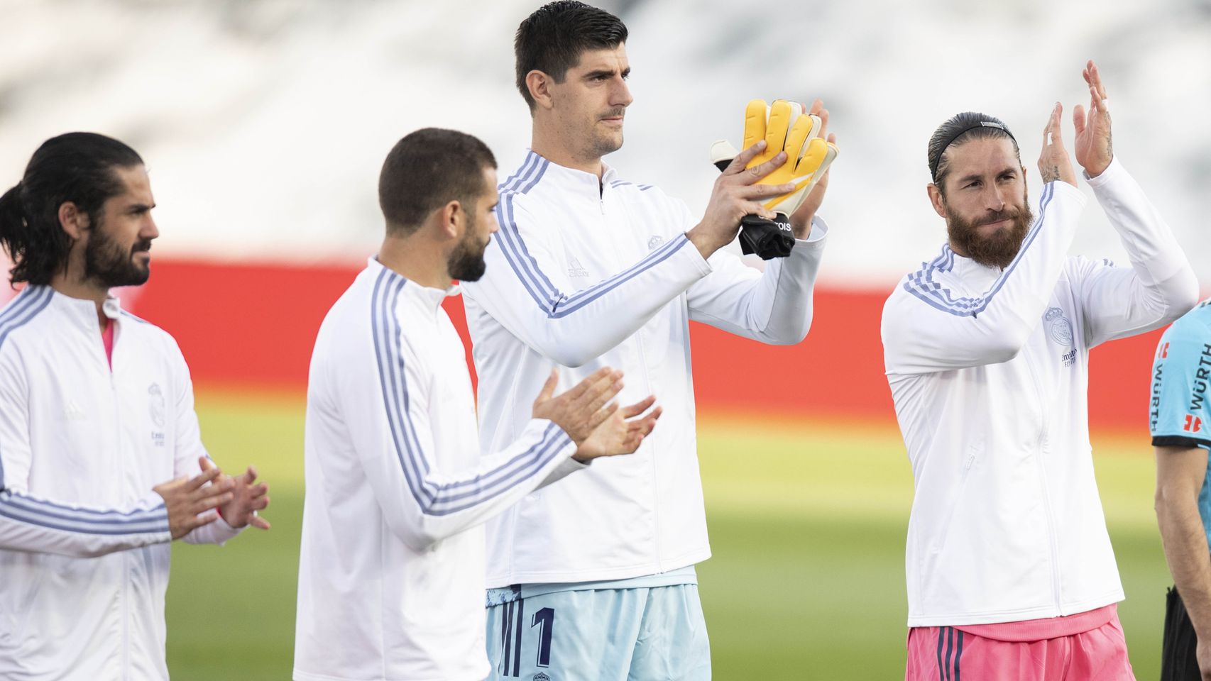 Los jugadores del Real Madrid saludan a la grada antes del inicio del partido frente al Cádiz