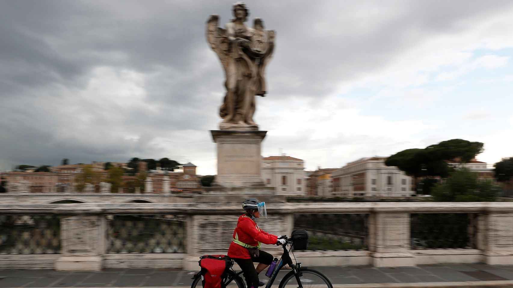 Una persona paseando en bicicleta en Roma.