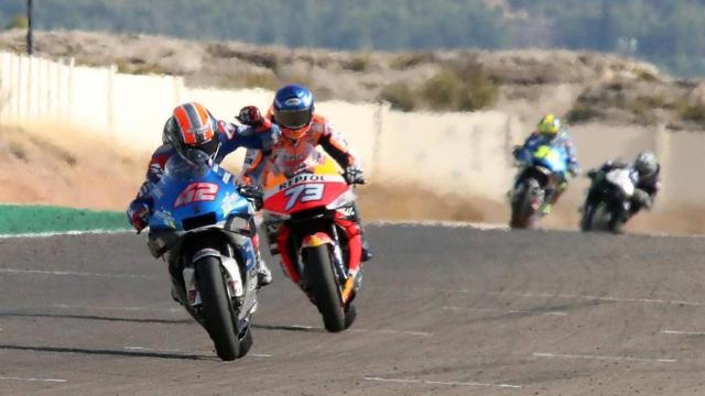 Álex Rins cruza la línea de meta seguido de Álex Márquez y Joan Mir, en el Gran Premio de Aragón.