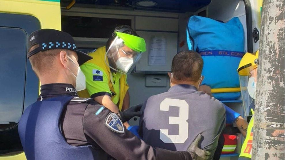 La Policía devuelve al Hospital de Albacete a un paciente con COVID-19 que se había marchado del centro sanitario. Foto: @POLICIAALBACETE