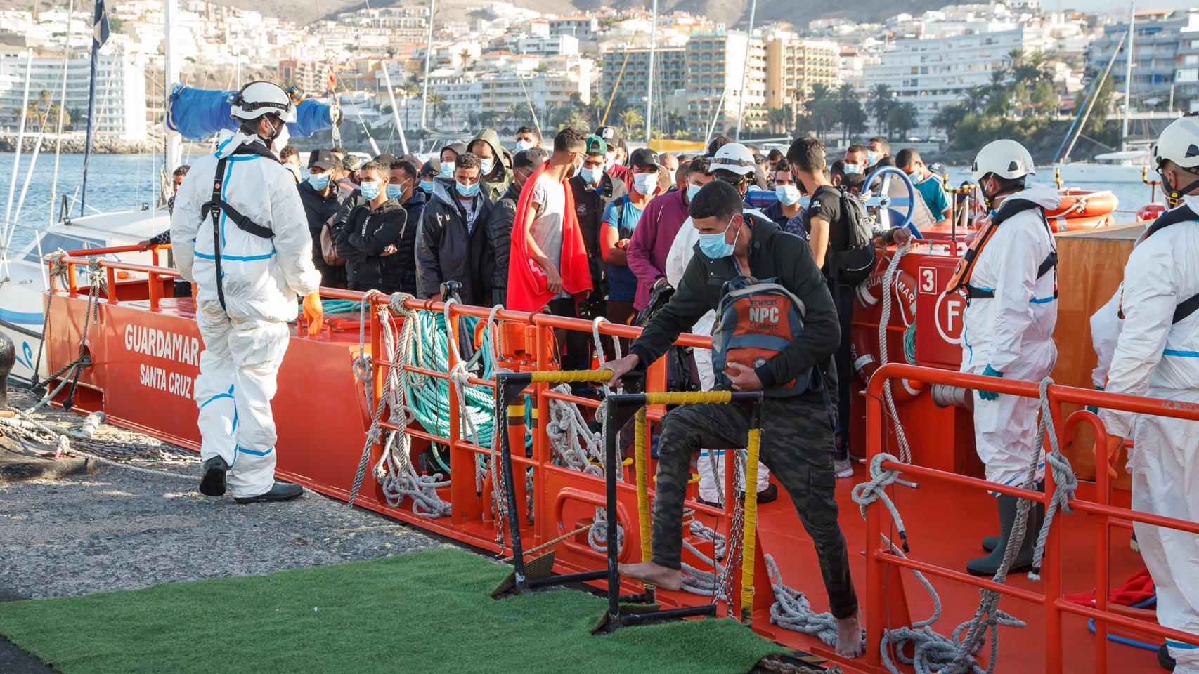 Trabajadores de Cruz Roja ayudan en el Muelle a trasladar a migrantes que han interceptado en aguas canarias.