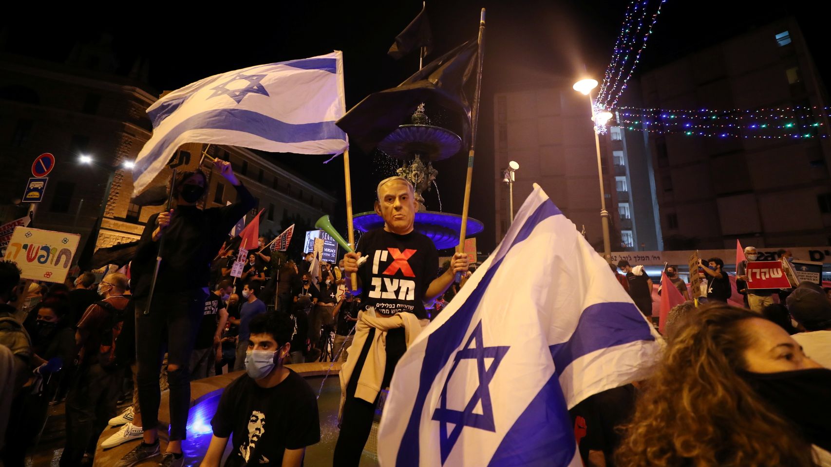 Un manifestante lleva una careta de Netanyahu en la manifestación de Jerusalén para exigir su dimisión.