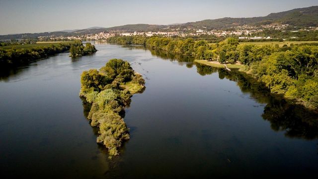 Río Miño a su paso por Tui.