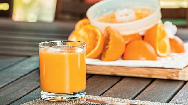 Un zumo de naranja recién exprimido.