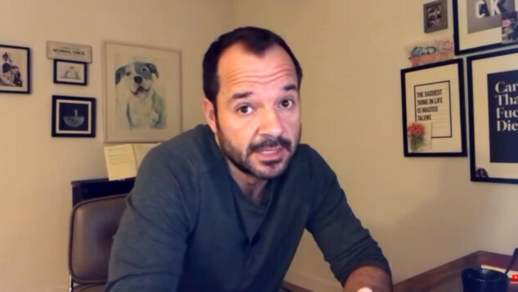 Ángel Martín durante la grabación de su programa en Twitter.