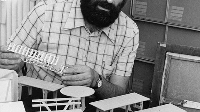 El artista Enzo Mari en una foto de 1974.