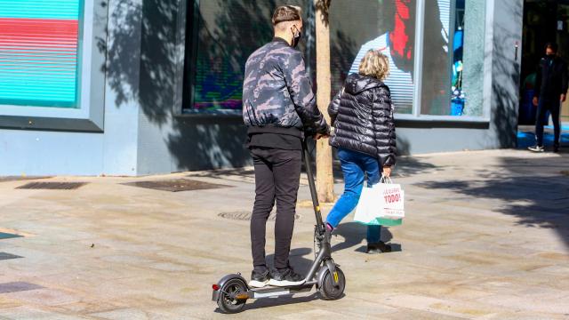 Patinete por una acera en Madrid.