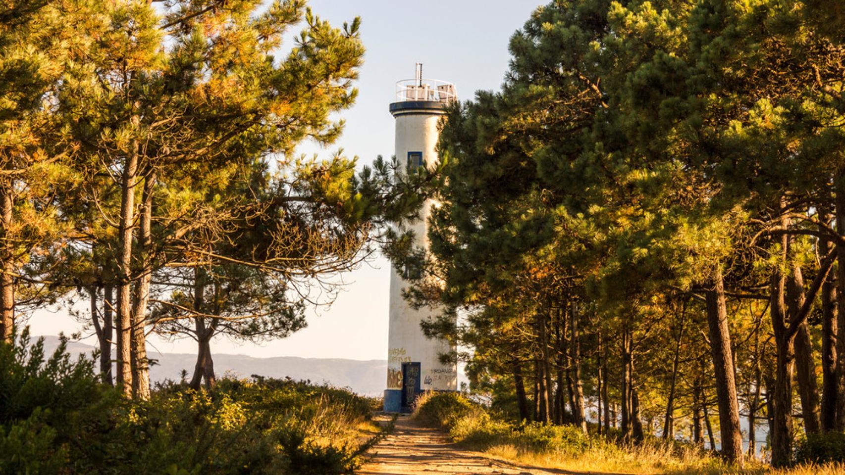 Faro de Punta Subrido, en la Costa da Vela (Cangas).
