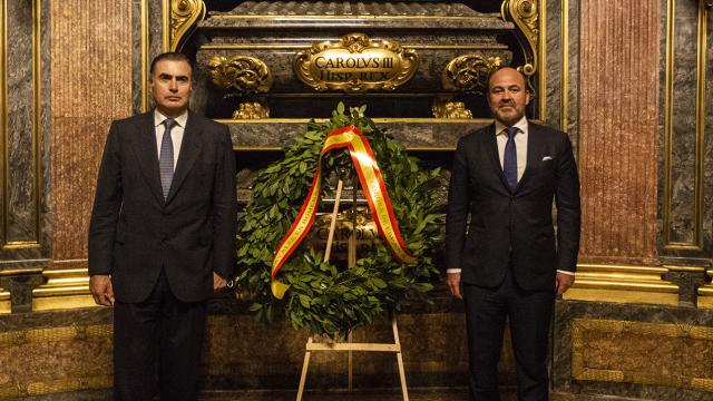 Ofrenda de una corona láurea como homenaje al rey Carlos III.