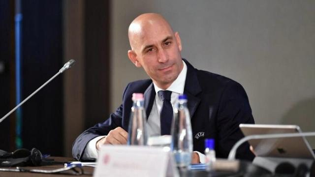 Luis Rubiales durante una reunión