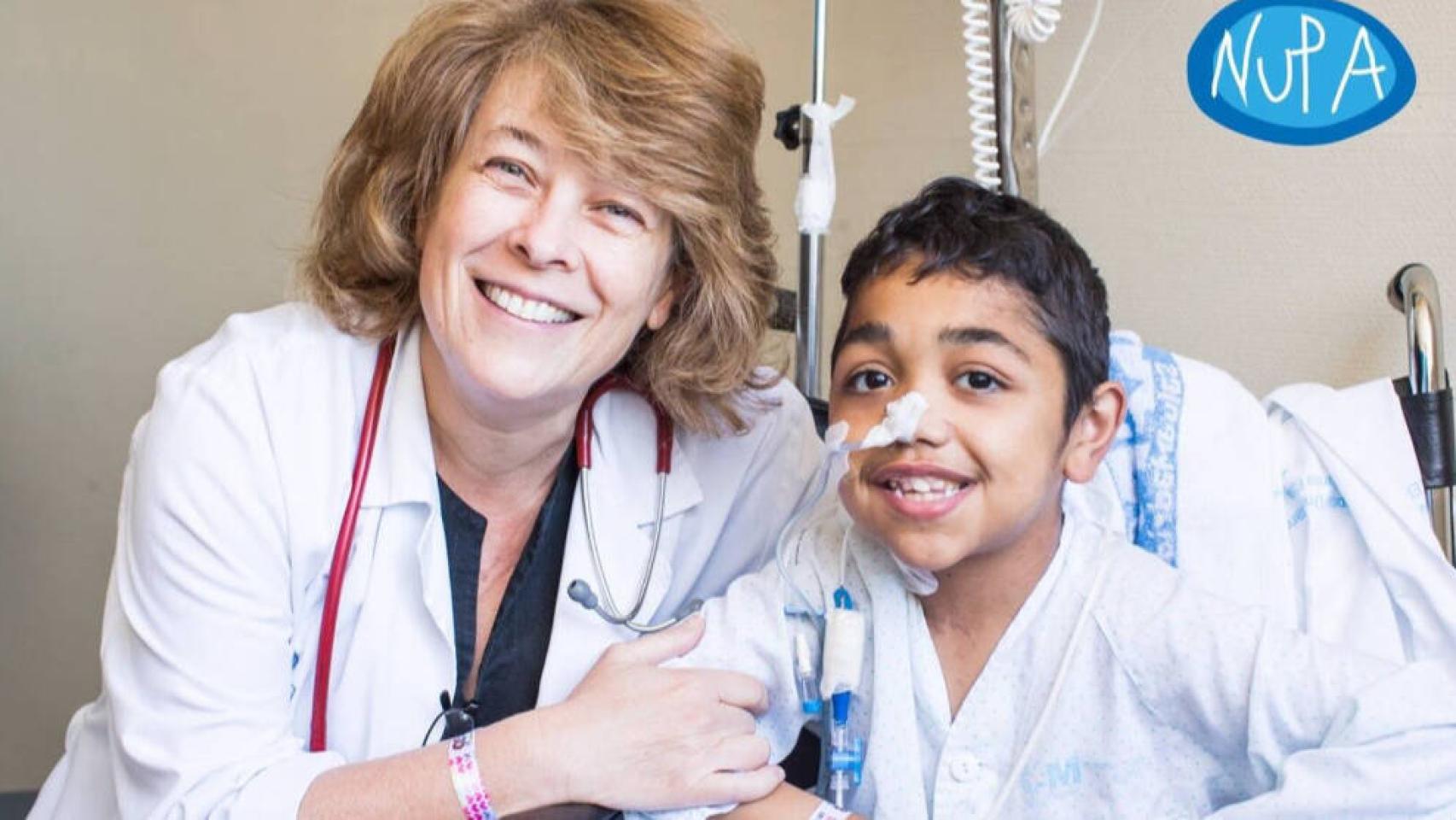 Esther Ramos, jefe de Unidad de Rehabilitación y Trasplante Intestinal del Hospital La Paz, posa con Yassine, paciente con fallo intestinal que ha recibido el trasplante innovador que le ha salvado la vida. Foto: Asociación Nupa