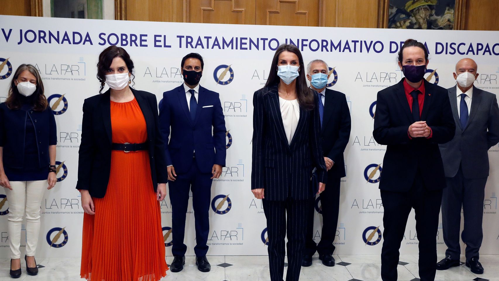 La Reina junto a Isabel Díaz Ayuso y Pablo Iglesias en un acto en la Asociación de la Prensa de Madrid.