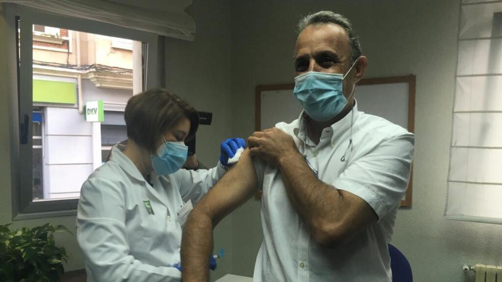 Un hombre se vacuna de la gripe.