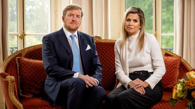 Los reyes de Holanda en una imagen procedente del vídeo donde piden disculpas por su desafortunado viaje.