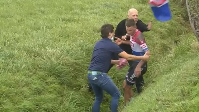 Mathieu Van der Poel tras su caída en la AG Driedaagse Brugge - De Panne