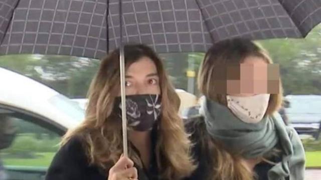 Xandra Falcó con su hija a la llegada al tanatorio