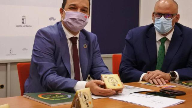 El consejero Martínez Arroyo (i) junto al director territorial de Mercadona, José Ruiz (d)