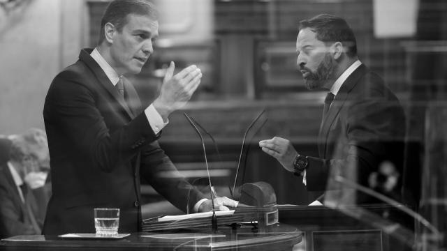 El presidente del Gobierno, Pedro Sánchez, y el líder de Voz, Santiago Abascal, en la moción de censura.
