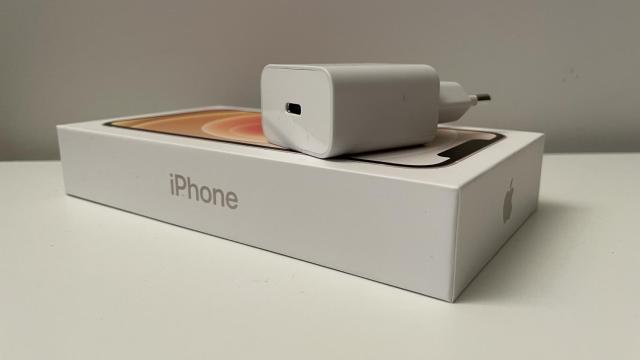 Cargador sobre una caja de un iPhone 12.