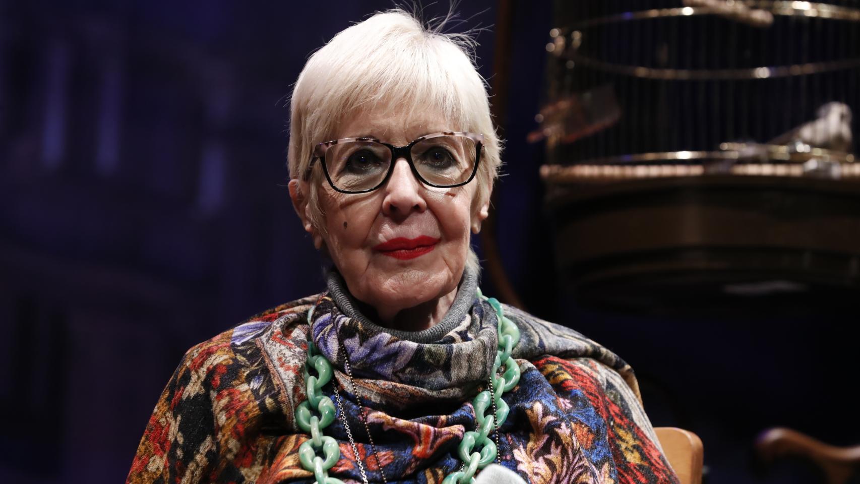 Concha Velasco ha aparecido en el teatro ayudada de un bastón para andar.