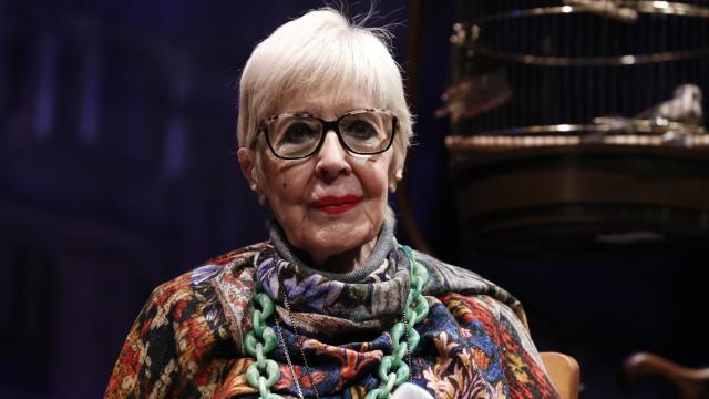Concha Velasco ha aparecido en el teatro ayudada de un bastón para andar.