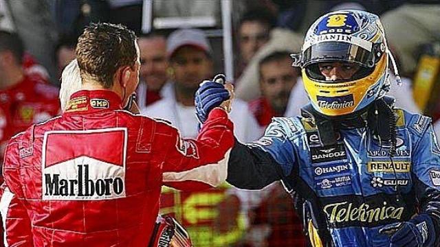 Fernando Alonso y Michael Schumacher se saludan tras dar una exhibición en Imola 2006