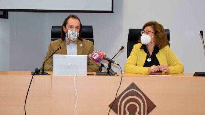 El profesor Víctor Raúl López, a la izquierda, uno de los autores del estudio