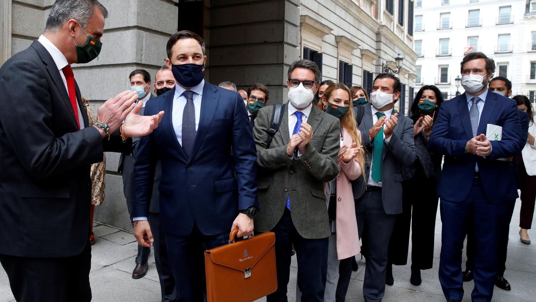 Abascal, aplaudido por los diputados de Vox en el patio del Congreso.