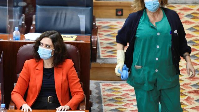 Isabel Díaz Ayuso junto a una limpiadora en la Asamblea de Madrid.