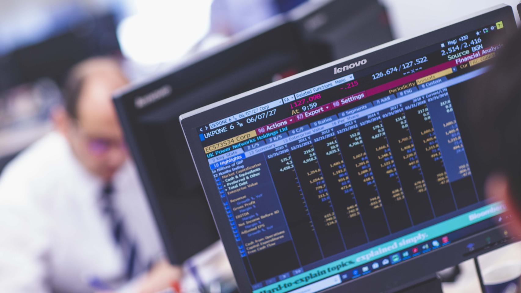 Gestores en las oficinas de Mutuactivos.