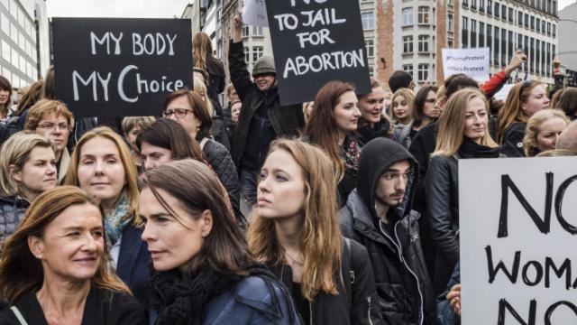 Mujeres polacas en una manifestación en Bruselas contra las restricciones en la ley del aborto.