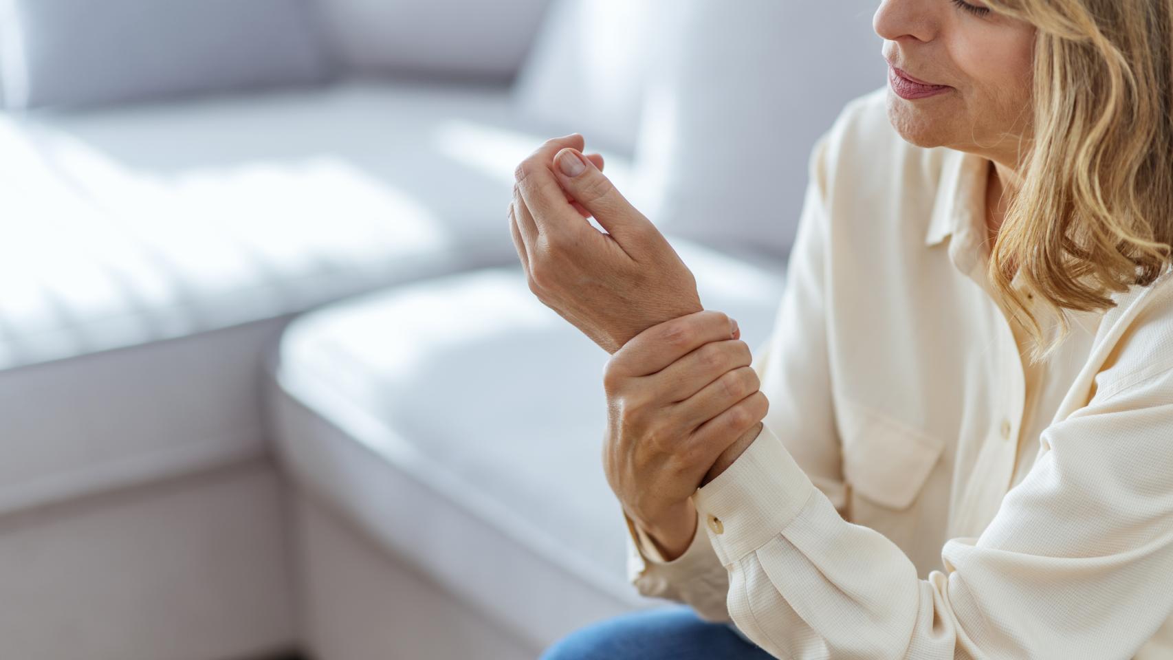 Una mujer que sufre una enfermedad reumática.