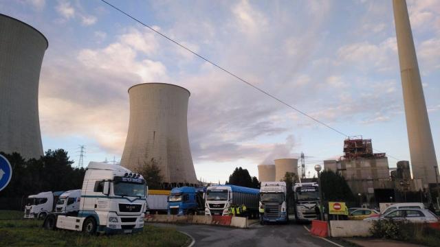 Camiones bloquenado el acceso a la central térmica de Endesa en As Pontes.ECONOMIA AUTONOMÍASCEDIDA (TRABAJADORES)