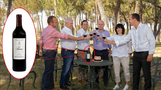 La familia Pérez brinda por tener le mejor vino de España, junto a Nuria Peña, la enóloga, y Juan de la Vega (derecha), gerente.