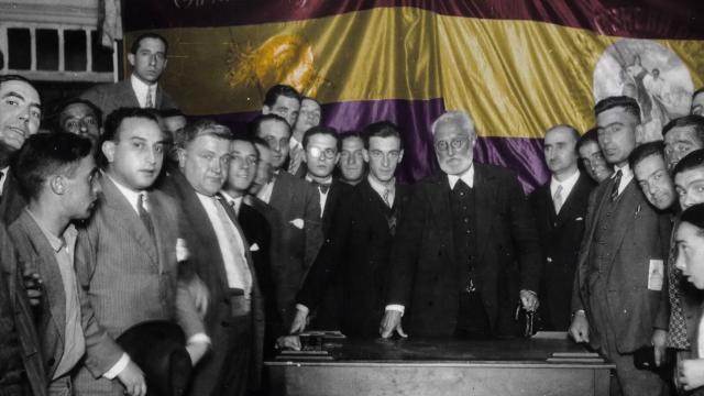 Miguel de Unamuno, en el centro, delante de una bandera republicana.
