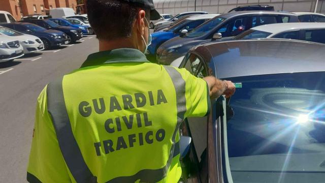 Un agente inspeccionando un vehículo.