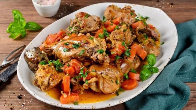Conejo guisado con castañas, receta para disfrutar de una carne saludable