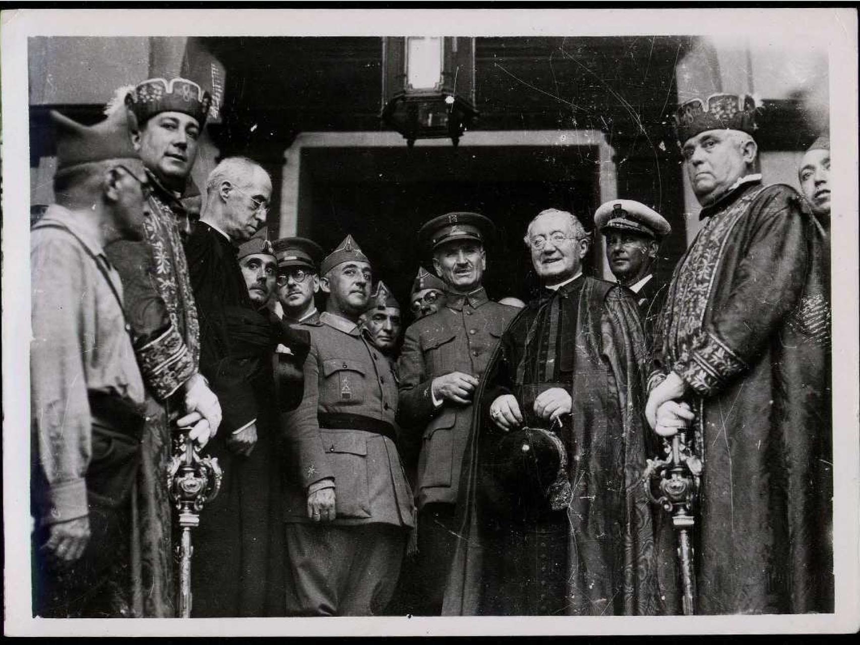 Franco, en el centro, recibido en Sevilla por Queipo de Llano y el cardenal Ilundain.
